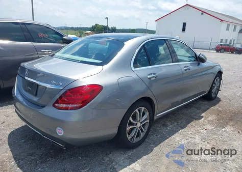 2015 Mercedes-Benz C 300 4Matic/Luxury 4Matic/Sport 4Matic z USA, uszkodzony, nr VIN 55SWF4KB3FU027619